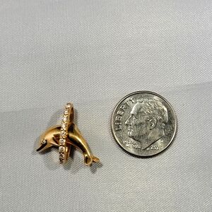 14 k gold Nahoku dolphin pendant with diamonds